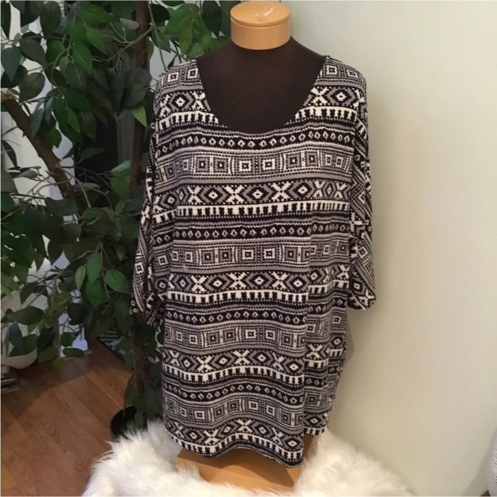 Bobbie Brooks Woman’s size 3X pullover top black white & gray dolman sle…